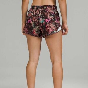 Lululemon hotty hot low rise lined short 4” size 6